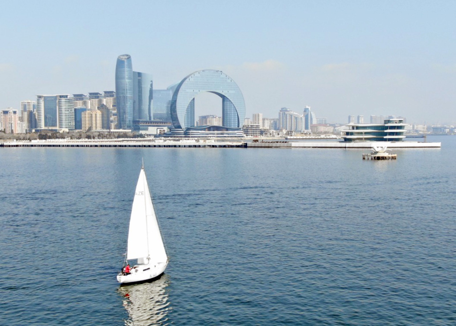 Bakıda Xəzərin suları avarçəkmə və yelkənli qayıqlarla bəzəndi (FOTO)